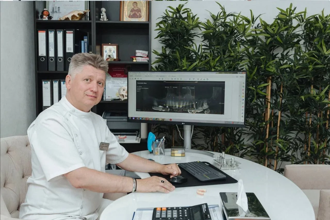 Д-р Марк Стетсон обсъжда сложен план за лечение пред монитора